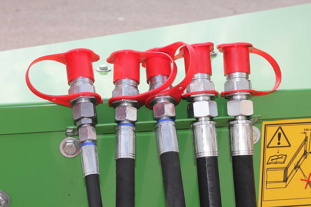 Close up photo of the direct hydraulic connection on the diet feeders