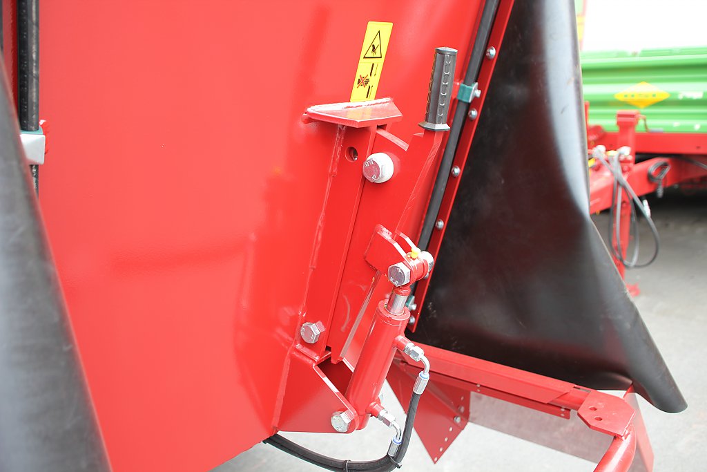 photo of the hydraulic counter cutters on the self propelled mixer wagon