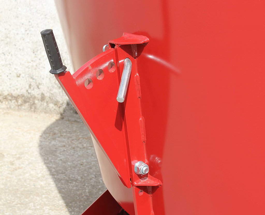 photo of the manual counter cutters on the self propelled mixer wagon
