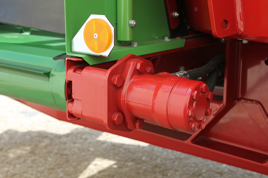 photo of the hydraulic motors on the mixer wagon