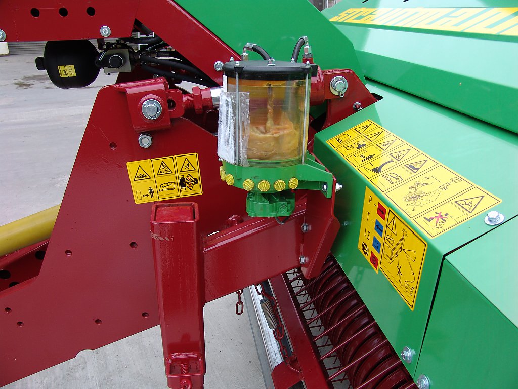 photo of the forage wagon's central lubrication system